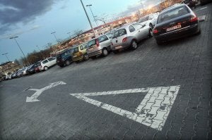 El adoquinado del aparcamiento habilitado frente al antiguo ferial muestra un excelente aspecto. ::                             JONATHAN HERREROS