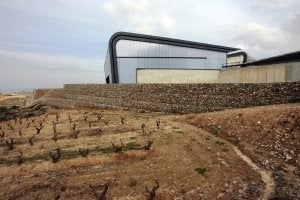 Lateral del polideportivo, que continúa inacabado. ::
JUSTO RODRÍGUEZ