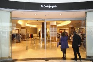 La expectación generada por el cambio de los rótulos y la cartelería de Sfera por los de El Corte Inglés va en aumento. ::                             JUAN MARÍN