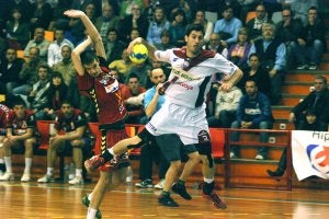 Javier Parra vuela en busca de uno de los siete goles que sumó ayer para el Naturhouse en Cuenca. ::                             G.S.