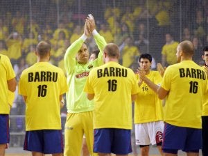 David Barrufet aplaude a los aficionados que acudieron al Palau rodeado por jugadores de su equipo y del Naturhouse, que también vistieron de amarillo. ::                             G.S.