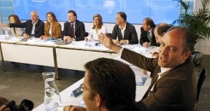 Francisco Camps sonríe antes de comenzar la reunión de Mariano Rajoy con los presidentes regionales del PP, celebrada el sábado. ::                             EFE
