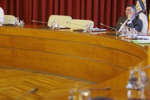 El alcalde de Logroño, Tomás Santos, en un momento del pleno de ayer. ::                             J. RODRÍGUEZ