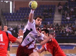 Víctor Vigo, durante el último partido de la temporada en Logroño. ::                             FERNANDO DÍAZ