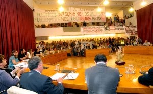 Funcionarios, guarderías privadas y vecinos y comerciantes de Cascajos llenaron el plenario y desplegaron sus pancartas reivindicativas al comienzo de la sesión. ::                             M. HERREROS