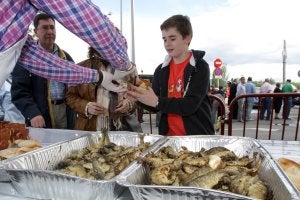 La Cofradía del Pez pudo comprobar satisfactoriamente cómo al tradicional reparto del pez, el pan y el vino acudieron logroñeses de todas las edades. ::                             DÍAZ URIEL