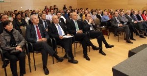 Representantes políticos junto a directores  de centros, profesores y representantes sociales ayer en Riojafórum. ::                             DÍAZ URIEL