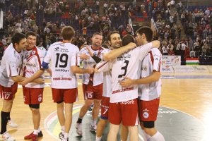 Garabaya, Dujshebaev, Amargant, Praznik, Velasco, Juárez y Parra celebran el triunfo ante el Antequera. ::                             JUAN MARÍN