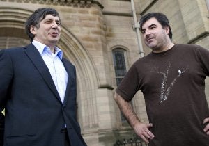 Los catedráticos Andre Geim (i) y Konstantin Novosolev, en la Universidad de Manchester. ::
EFE
