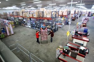 Dos jóvenes emprendedores abren el primer almacén mayorista chino de La Rioja