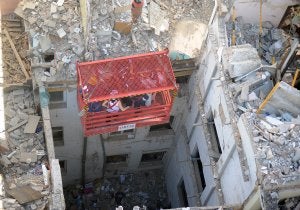 Trabajos de desescombro y derribo en el inmueble siniestrado en Gran Vía. ::                             MIGUEL HERREROS