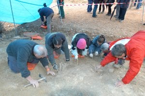 Uno de los equipos trabajando en la excavación. ::
SANDA