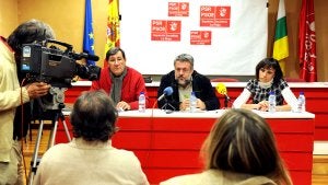 J. Ignacio Cifrián, portavoz de Izquierda Socialista en La Rioja; Juan Antonio Barrios, portavoz federal y diputado por Madrid; y Resurrección Cruz, miembro de la corriente regional. ::                             M. H.