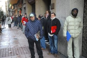 Personas esperando en la fila de la Oficina de Empleo en Logroño. ::
ALFREDO IGLESIAS