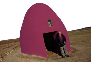 Gonzalo Martínez, junto al guardaviñas del cura, en El Villar de Arnedo. ::                                                        M.F.