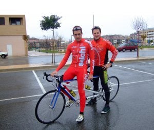 Javier García y Fernando Riaño, momentos antes de comenzar un entrenamiento esta semana en Haro. ::                                                        D.M.A.