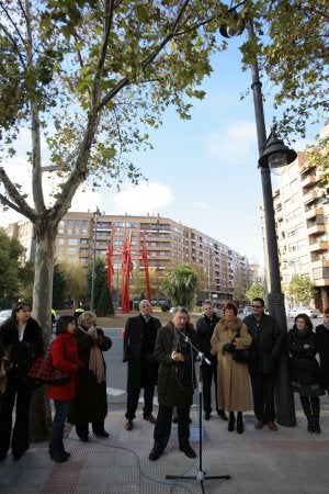 Discursos frente a la rotonda que acoge la obra. ::                             JUSTO RODRÍGUEZ