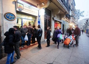 Los riojanos apuraron hasta las últimas horas de ayer para comprar lotería de 'El Niño'. ::                             JONATHAN HERREROS