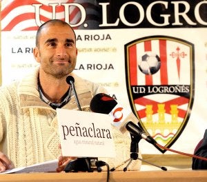 Arpón, durante la comparecencia en la que leyó un comunicado de despedida de la Unión Deportiva Logroñés. ::                             MIGUEL HERREROS