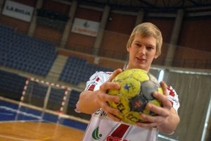 Filip Kallman, ayer, en el Palacio de los Deportes de Logroño, con la camiseta del Naturhouse. ::
ALFREDO IGLESIAS