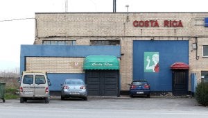 Exterior de uno de los locales ubicados en Tricio  donde operaba la red acusada de explotar  a mujeres extranjeras. ::                             DÍAZ URIEL