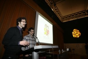 Los ilustradores Juan y Alejandro Mingarro, ayer en la Escuela de Diseño. ::
JUSTO RODRÍGUEZ