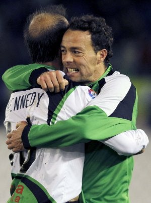 Pablo Pinillos se abraza a Kennedy después de un triunfo del Racing de Santander. :: D.M.
