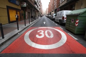 Señalización horizontal colocada en la calle Labradores de Logroño dentro del plan municipal para 'pacificar' el tráfico. ::                             DÍAZ URIEL