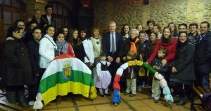 Miembros del grupo de danzas de Calahorra, junto al consejero de Presidencia, Emilio del Río. ::
I.Á.