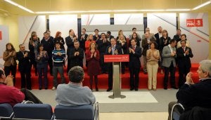 Foto de familia de los candidatos que componen la lista del PSOE para las próximas autonómicas, en la reunión del Comité Regional. ::                             MIGUEL HERREROS