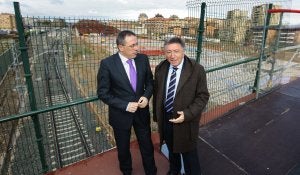 Santos y Martínez Aldama, ayer, junto a las obras del soterramiento del ferrocarril. ::
JUSTO RODRÍGUEZ