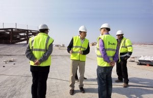 Iñaki Ábalos, en el centro y de cara, conversa con los responsables de la obra en lo alto de la cúpula de la futura estación que acogerá un parque superior. ::                             JUSTO RODRÍGUEZ