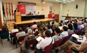 Momento de la intervención de Martínez Aldama ante los miembros del Comité Regional socialista. ::                             DÍAZ URIEL