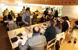 El restaurador de Ezcaray, ayer,  en la apertura  de su nuevo establecimiento  en la calle Muro de la Mata, número 9, en Logroño. ::
DÍAZ URIEL