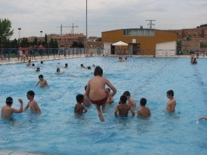 Los alfareños pueden disfrutar desde hoy de los primeros chapuzones del verano. ::
B.S.