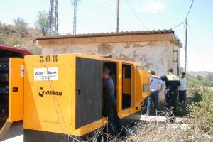 Efectivos de la Policía comprueban los daños realizados en las instalaciones de los pozos de captación de Pradejón durante el hurto. ::                             A.                             IGLESIAS