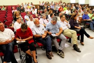 Asamblea de los socialistas logroñeses celebrada ayer, con César Luena en primera fila. ::                             JONATHAN HERREROS