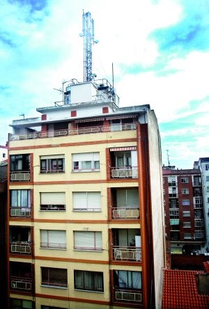 Chile 13. Estado actual que presenta la antena en la azotea del inmueble, en  servicio pese a haber expirado el contrato.            ::                         JONATHAN HERREROS