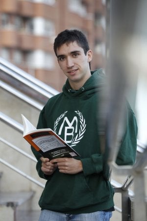 Juan Álvarez, con el libro 'Democracia' en sus manos. ::                         J. RODRÍGUEZ