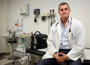 El alcalde de la localidad alavesa de Oyón, Rubén Garrido, enfermero en su vida laboral. :: SONIA TERCERO