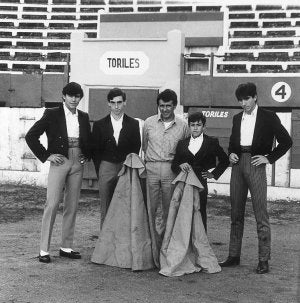 José Antonio Pérez Vitoria, El Varea, Curro Lamana, Víctor García 'El Víctor' y Pedro Carra, en la época de la Escuela Taurina. ::                         LA RIOJA