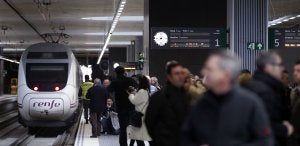 A punto de dar las diez menos cuarto de la mañana, el Alvia procedente de Bilbao con destino a Barcelona efectuó su salida desde la nueva estación de ferrocarril de Logroño, minutos antes se había apeado un buen número de riojanos. ::                         JUSTO RODRÍGUEZ