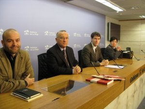 El investigador de Cilengua Fernando García Andreva, junto a Claudio García Turza, director del Instituto Orígenes del Español, el consejero de Cultura, Gonzalo Capellán, y Elena Romero, responsable de Filología del CSIC, en la presentación del trabajo la semana pasada. ::
L.R.