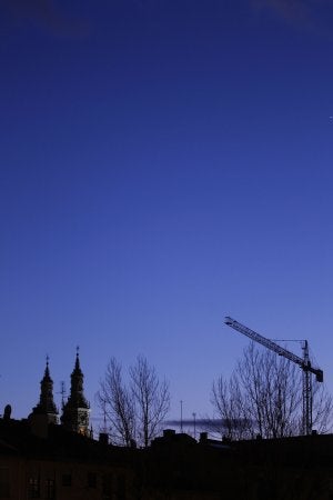 El Casco Antiguo se revaloriza. La noche cae sobre la parte vieja de Logroño con La Redonda y una grúa de la construcción dominando la panorámica. ::                         JUSTO RODRÍGUEZ