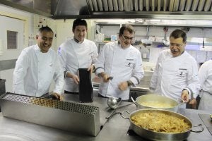 De izquierda a derecha, los cocineros Andrés Sirvent, Alfonso Herce, Xavier Calatayud y Paco Carretero, ante los fogones. ::
E.P.