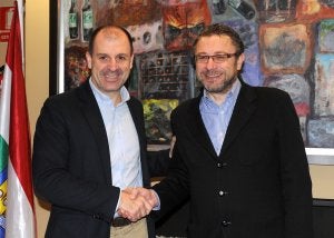 Legarra y Revuelta estrechan sus manos tras la firma del protocolo de integración. ::                         MIGUEL HERREROS