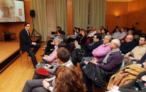 Luena, ante los asistentes al acto de ayer en la UR. ::                         J. HERREROS