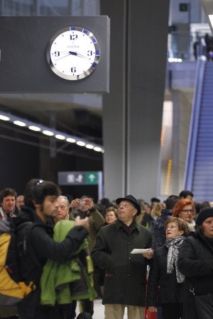 Logroñeses durante la llegada del primer tren a la nueva estación de ferrocarril. ::                         JUSTO RODRÍGUEZ