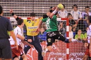 Gurutz Aginagalde, que hizo un buen trabajo ayer, se enfrenta a un lanzamiento de Montávez. ::                         FERNANDO DÍAZ