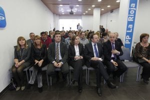 Sanz, junto a Mendiola, González, Bretón, Gamarra y Ceniceros, ayer en la sede del PP de La Rioja. ::                         JUSTO RODRÍGUEZ